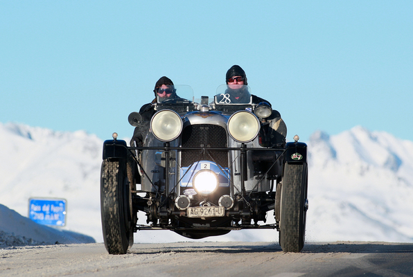Bild: Auf der Passhöhe wird es im Vorkriegs-Lagonda etwas frisch – am WinterRAID