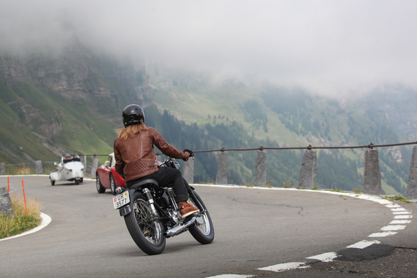 Auf der Talfahrt waren manche Fahrzeuge schneller als auf der Bergfahrt - Memorial 100 Jahre Klausenrennen am 6. August 2022