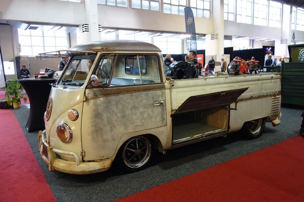 Auf dieser Messe eher nicht erwartet: tiefergelegter Volkswagen T1 – Interclassics Classic Car Show Brüssel 2023