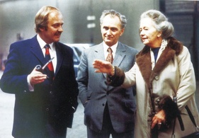 Auf einem Autosalon in den Siebzigerjahren: Ernst Fuhrmann (Mitte) hält sich im Hintergrund, während Ferrys Frau Dorothea "Dodo" Porsche mit Pfeifenraucher Heinz Branitzki diskutiert Auf einem Autosalon in den Siebzigerjahren: Ernst Fuhrmann (Mitte) hält sich im Hintergrund, während Ferrys Frau Dorothea "Dodo" Porsche mit Pfeifenraucher Heinz Branitzki diskutiert