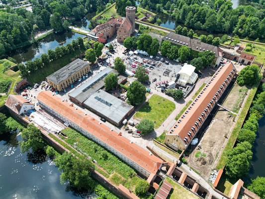 Auf vier Seiten von Wasser umgeben – Oldtimer Open Air 2024