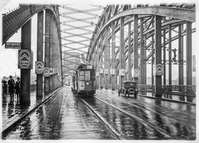 Bild Auffällige Citroën-Werbung 1927 an der Hohenzollernbrücke, ein Wahrzeichen Kölns