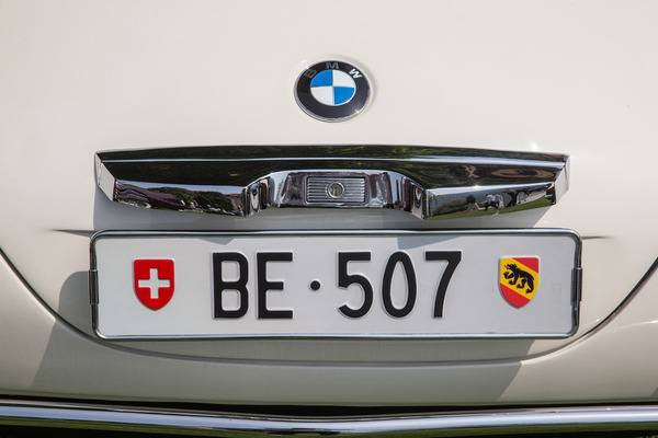 Auffallend sind auch die passenden Nummernschilder zum jeweiligen Auto, wie zum Beispiel beim BMW 507, …