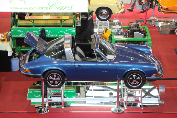 Aufgebockter Porsche 911 Targa aus der Ur-Elfer-Phase - Retro Classics Stuttgart 2017
