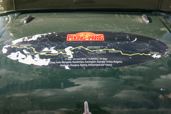 Bild Aufgeklebte Streckenführung - Ankunft in Luzern - Peking to Paris Motor Challenge 2025