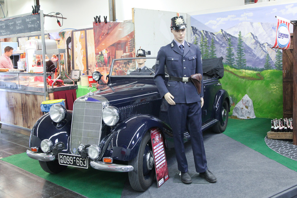 Aufgepasst, Polizist mit Mercedes-Benz - Techno Classica Essen 2018