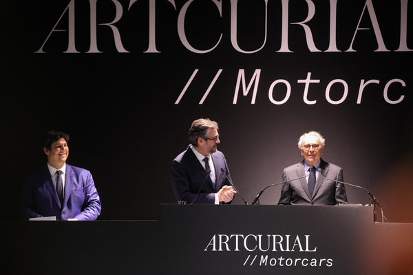 Bild: Aufgeräumte Stimmung bei Hervé Poulain und seinen Mitstreitern - Artcurial-Versteigerung an der Rétromobile Paris 2020