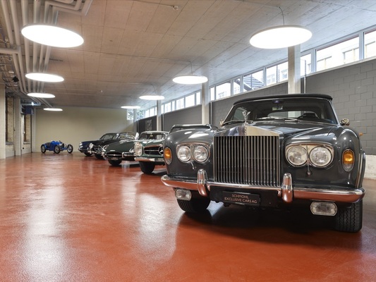 Aufgereihte Klassiker am neuen Standort von Schmohl Exclusive Classic Cars