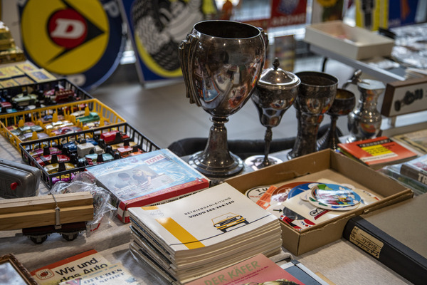 Bild Aufkleber, Betriebsanleitungen, Modelle: Automobilia war reichlich zu finden – Swiss RetroMecanika 2023