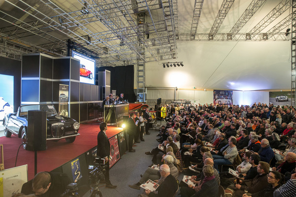 Bild Aufmerksam beobachtet das Publikum den Gang der Auktion - Versteigerung der Oldtimer Galerie in Gstaad am 29. Dezember 2017