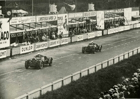 Augustus Cesare Bertelli und Marucie Harvey siegen im Aston Martin International in der 1,5-Liter-Klasse in Le Mans 1931 Augustus Cesare Bertelli und Marucie Harvey siegen im Aston Martin International in der 1,5-Liter-Klasse in Le Mans 1931