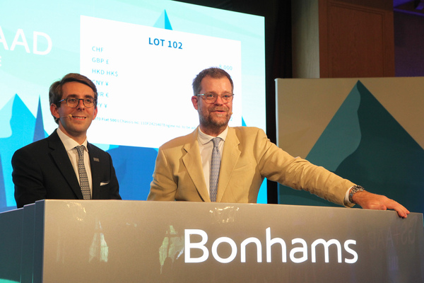 Auktionator Marteen ten Holder (rechts) und Paul Darvill - Bonhams Gstaad Versteigerung vom 3. Juli 2022