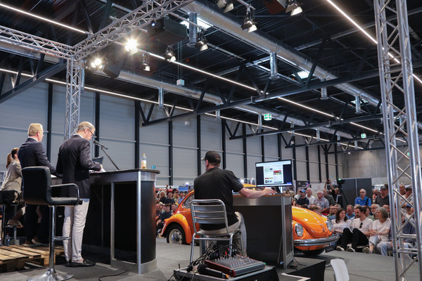 Image: Auctioneer Serge Stotzer, translator Beat Walti and the Invaluable representative for the internet bidders at Lot 02 at the Oldtimer Gallery auction at Swiss Classic World 2025