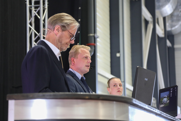 Auktionator Serge Stotzer erklärt die Verkaufsbedingungen - Swiss Classic World Versteigerung der Oldtimer Galerie Toffen in Luzern am 3. Juni 2023