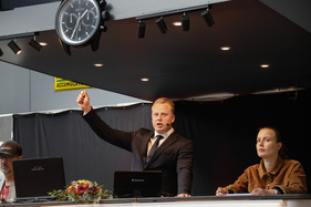 Auktionator Serge Stotzer erklärt die Versteigerungs-Rahmenbedingungen - Versteigerung "Klassische Automobile & Motorräder" der Oldtimer Galerie in Toffen am 18. Oktober 2025