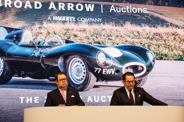Bild: Auktionator Thomas Forrester und Spezialist Alain Squindo auf dem Podum - Broad Arrow "The Zurich Auction" 2025