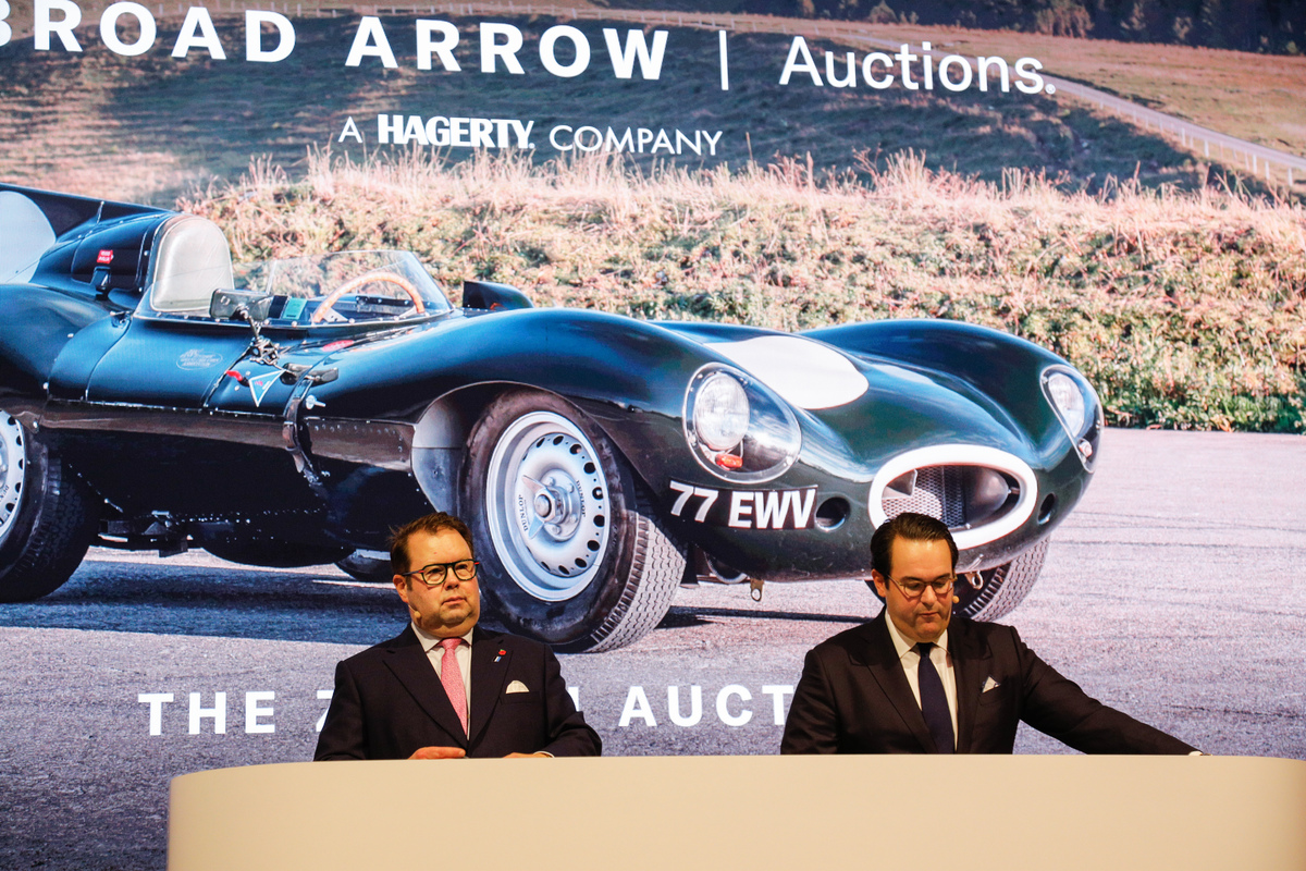 Auktionator Thomas Forrester und Spezialist Alain Squindo auf dem Podum - Broad Arrow "The Zurich Auction" 2025