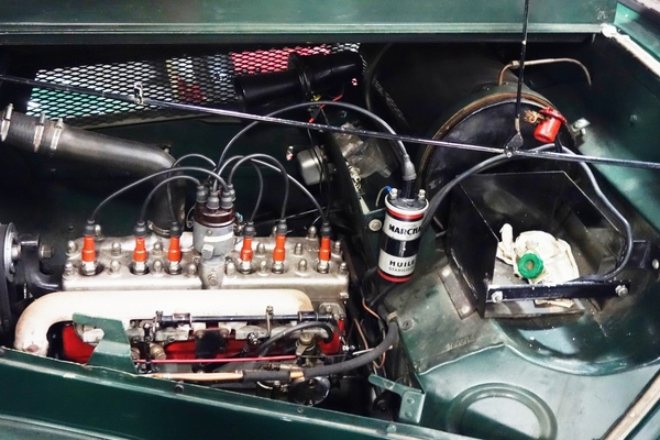 Aus 4 mach 6 - der Sechszylinder entstand durch Verlängerung des Austin-Vierzylinders um zwei Einheiten - Rosengart-Museum in Bedburg-Rath