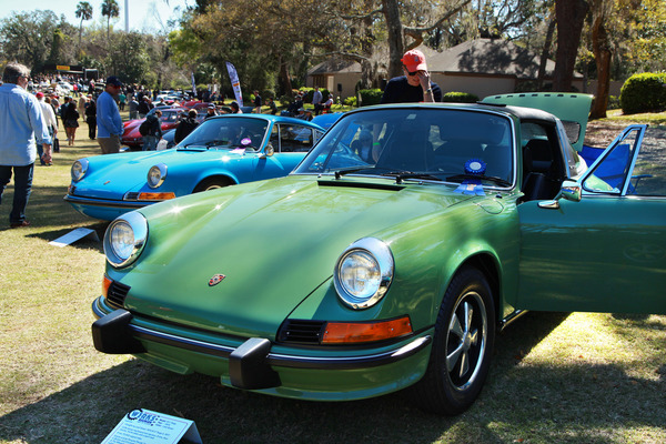 Aus aufrechten Augen – das US-Gesetz der vertikal stehenden Rundscheinwerfer lässt die 911 für den amerikanischen Markt (hier ein 911 T Targa von 1973) bis in die Achtzigerjahre hinein ziemlich befremdlich aussehen.