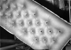 Aus dem Campingbedraf - aufblasblare Turbomatratze mit Ventilationslöchern - Genfer Automobilsalon 1956