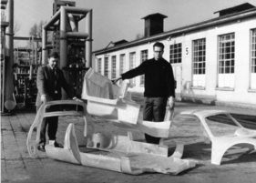 Aus diesen später zusammengeklebten und verschraubten Einzelteilen entsteht die Porsche 904 GTS-Karosserie. Hier wird gerade zur Demonstration die Baugruppe mit den Sitzschalen über den Unterbau gehalten