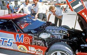 Aus zwei neuen Motoren in Milford zufällig ausgewählt, kam der LT5-V8 direkt aus der Produktion in Oklahoma. Das Fahrzeug war bereits mit einem Überrollkäfig ausgestattet