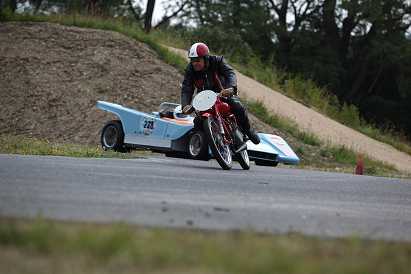 Ausblick auf die Lignières Historique 2013 - historisches Motorrad auf dem Rennkurs von Lignières