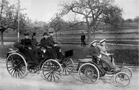 Ausfahrt 1895 - die Töchter Klara und Thilde im vorderen Fahrzeug, der Sohn Richard im hinteren Fahrzeug