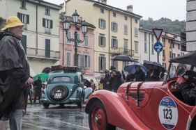 Ausgerüstet mit Reisekoffer, roten Handschuhen, oder gelber Regenkappe, jeder schützt sich wie er kann.