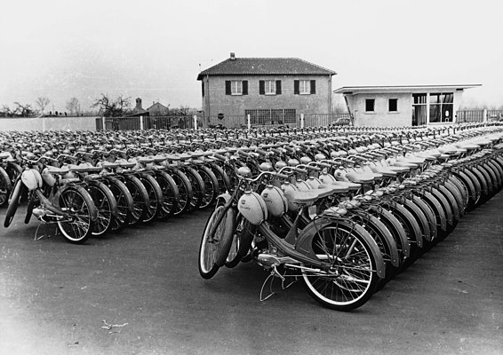 Auslieferung - Für den Wandel vom weltgrössten Zweiradhersteller zum Automobilhersteller investiert die klamme NSU in ausländische Arbeitskräfte statt Produktionsanlagen