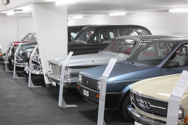 Bild Ausschnitte aus der AMAG Classic Sammlung im Schauraum - auch ein Seat ist dabei - AMAG Classic Day 2022