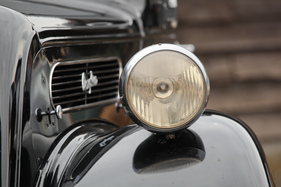 Aussenliegende Scheinwerfer beim Ford Anglia E494A, gebaut anfangs der Fünfzigerjahre - OSMT Zug September 2015