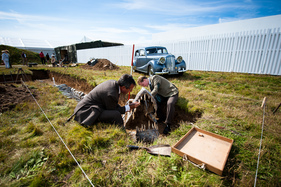 Aussergewöhnliche Aktion des Drivers Clubs - Dinosaurier Ausgrabung - Impressionen vom Goodwood Revival 2015