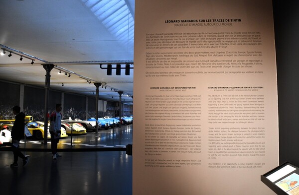 Ausstellung der Fotografien von Gianadda neben dem Rennsportwagen-Bereich – Tim und Struppi-Ausstellung – Musée National de l'Automobile Mulhouse