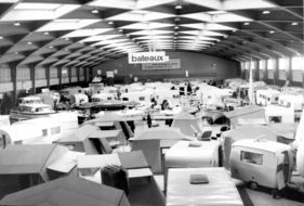 Ausstellung der Wohnwagen und Boote in einem separaten Gebäude - Genfer Automobilsalon 1964
