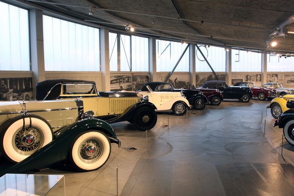 Ausstellung im Pantheon - Schweizer Carrossiers - Blick über einige der Ausstellungsfahrzeuge