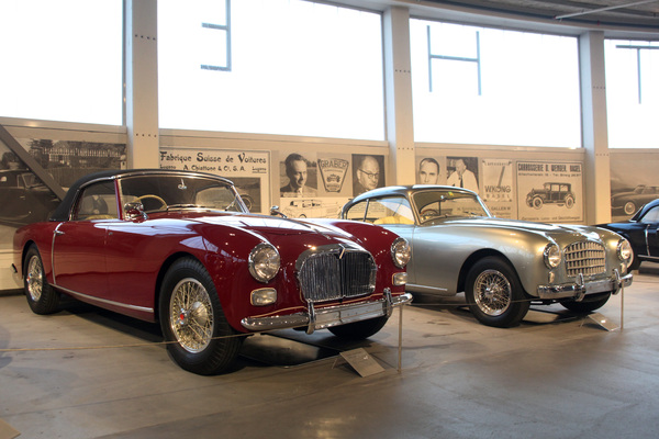 Bild: Ausstellung im Pantheon - Schweizer Carrossiers - zweimal Graber, links ein Talbot-Lago Grand Sport Graber von 1953