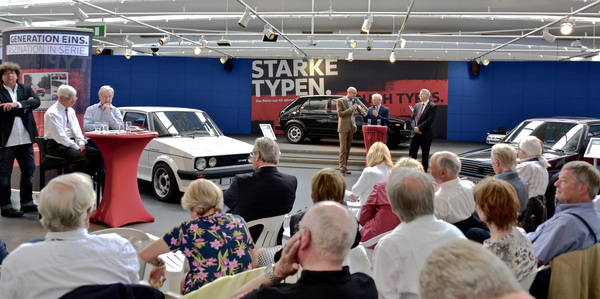 Ausstellungseröffnung mit tollen Gästen - Giorgio Giugiaro an der Bühne vor seinem GTI-Viertürer, mit Automobildesigner Paolo Tumminelli und Eberhard Kittler, Vorstand und Stiftung AutoMuseum Volkswagen.