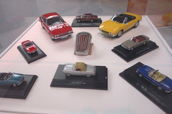 Austellungsvitrine mit Modellautos – Ausstellung "125 Jahre Fiat" in der Autoworld Brüssel