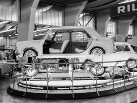 Austin 1100 (1964) - maximaler Innenraum bei bescheidenen Aussenabmessungen - verständlich demonstriert - am Genfer Autosalon 1964