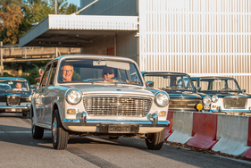 Austin 1100 bei kurzen Probefahrten auf dem autobau-Oval - Finissage Sonderschau "ADO16 - Tiny, Great Cars" am 29. August 2024 Austin 1100 bei kurzen Probefahrten auf dem autobau-Oval - Finissage Sonderschau "ADO16 - Tiny, Great Cars" am 29. August 2024