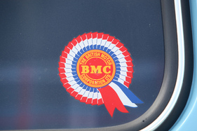 Austin 1300 Countryman (1972) - BMC-Kleber auf der Heckscheibe