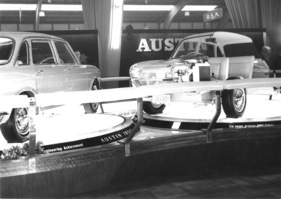Austin 1800 (1965) - fast tänzerisch anmutende Präsentation des neuen Modells auf Drehtellern - Genfer Automobilsalon 1965