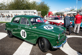 Austin A105 Westminster (1958) – Unterwegs zur Rennstrecke mit Helm statt mit Bowler-Hat zur Bank – Goodwood Revival 2025
