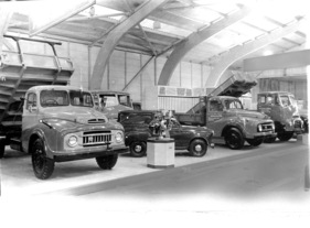 Austin A30 Kastenwagen (1956) - inmitten der grossen Lastwagen und Nutzfahrzeuge - Genfer Autosalon 1956