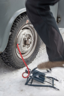 Austin A35 (1954) - noch schnell den Reifendruck anpassen - Teichalm Winterclassic 2018