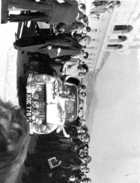 Austin A40 Farina (1958) - Patt Moss und Anne Wisdom bei der Preisübergabe an der Monte Carlo Rallye 1959