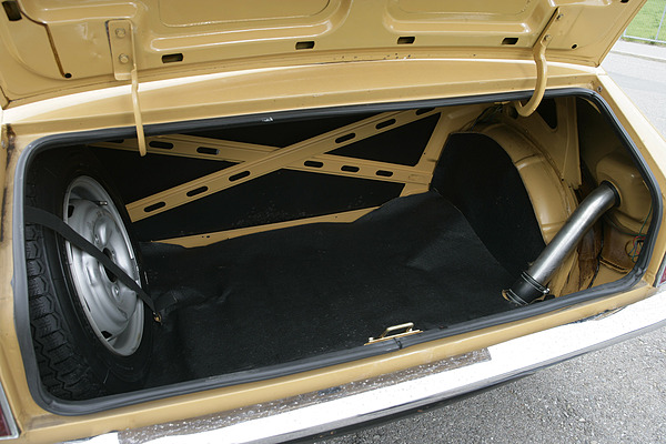 Austin Allegro (1976) - Kofferraum mit Bordwerkzeug und jungfräulichem Reserverad