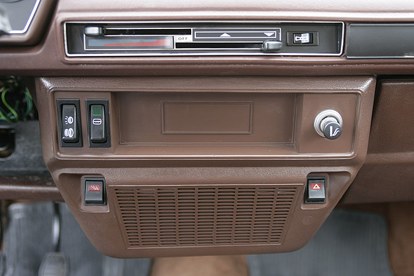 Austin Allegro (1976) - Platz für ein Radio mit Zentrallautsprecher