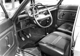 Austin Allegro - mit leicht rechteckigem Lenkrad, das bei Geradeausfahrt mehr Raum für den Fahrer schaffen soll - am Genfer Automobilsalon 1974